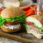 Burger vegani senza cottura di fagioli rossi e tofu affumicato