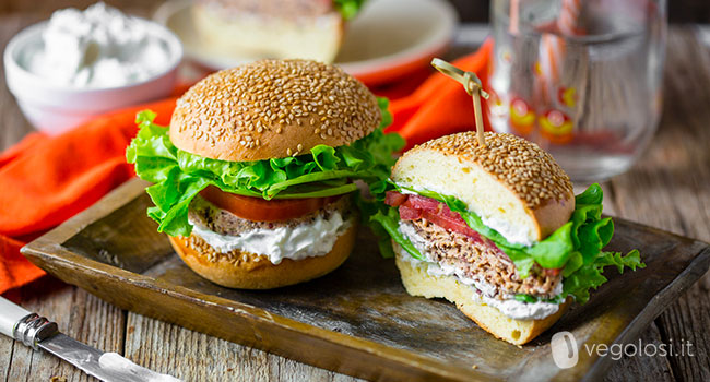 Burger vegani senza cottura di fagioli rossi e tofu affumicato