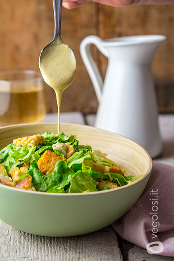 Caesar salad vegan con cubetti di tempeh e crostini di pane