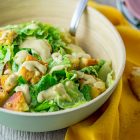 Caesar salad vegan con cubetti di tempeh e crostini di pane