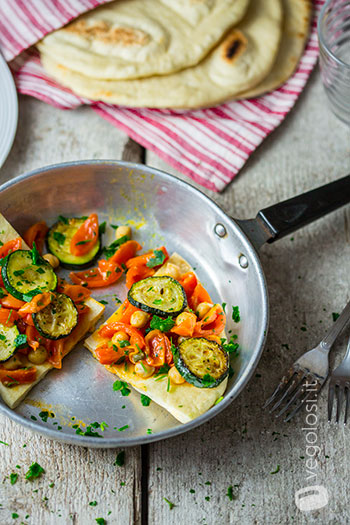 Flatbread in padella con pomodorini e zucchine