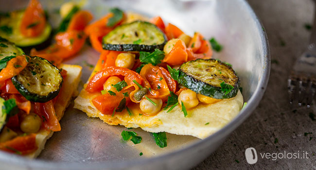 Flatbread in padella con pomodorini e zucchine