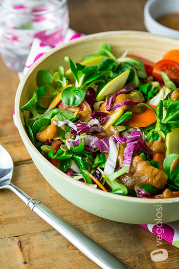 Insalata mista con dressing al burro d'arachidi