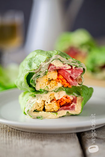 Involtini di lattuga con hummus e tempeh