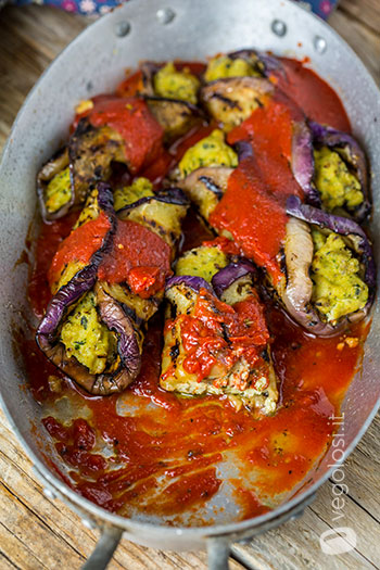 Involtini di melanzane vegani ripieni di tofu al basilico