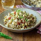 Orzo alle melanzane con tofu, aneto e pomodori secchi