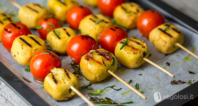 Spiedini con polpette di tempeh e pomodorini