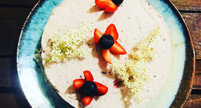 torta fredda vegana con fragole e mirtilli