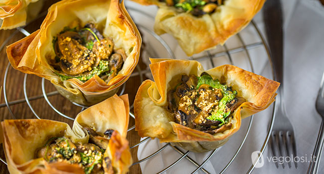 Cestini di pasta fillo vegani ripieni di funghi e rucola