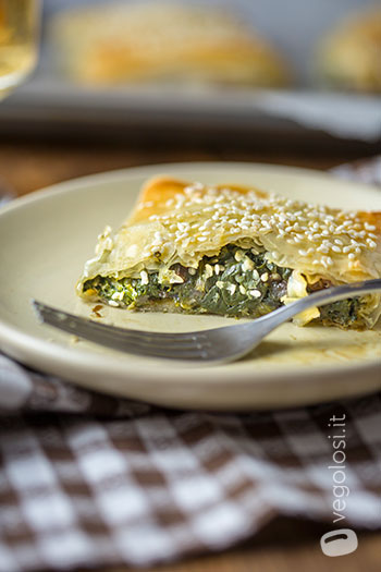 Fagottini di pasta fillo con spinaci, uvetta e sesamo