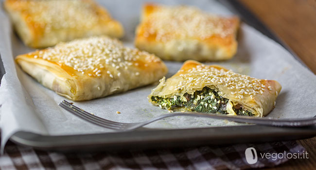 Fagottini di pasta fillo con spinaci, uvetta e sesamo