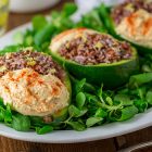 Avocado ripieno di riso rosso al basilico e hummus