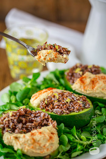 Avocado ripieno di riso rosso al basilico e hummus