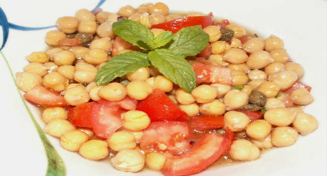 Insalata di ceci e pomodori con capperi