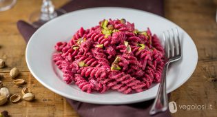 Pasta con pesto di barbabietole e pistacchi