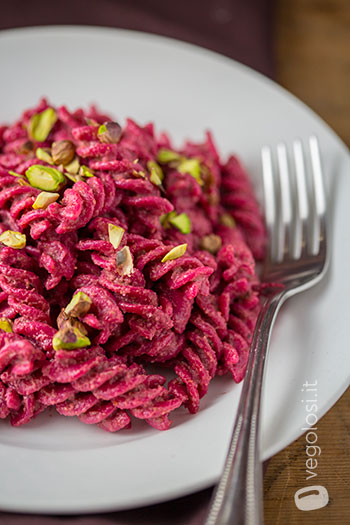 Pasta con pesto di barbabietole e pistacchi