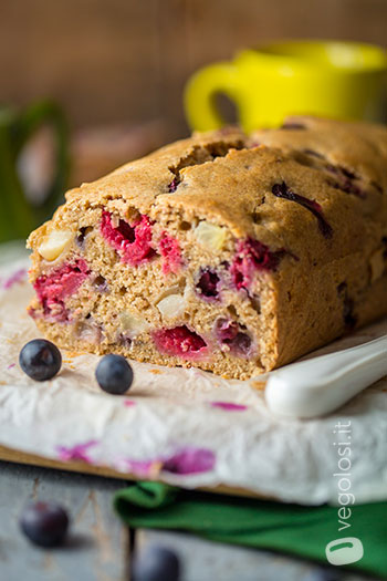 Plumcake vegano alle pere e frutti di bosco