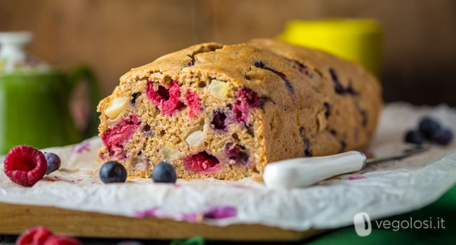 Plumcake vegano alle pere e frutti di bosco