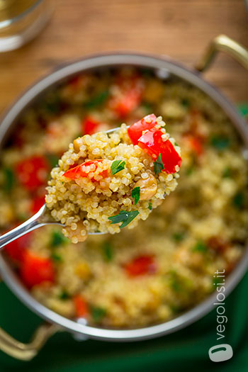 Quinoa con ceci e peperoni al miso