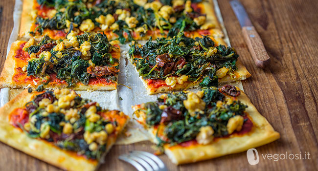 Schiacciata ai friarielli, pomodori secchi e tempeh