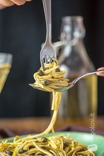 Spaghetti alle alghe, capperi e limone