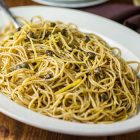 Spaghetti alle alghe, capperi e limone