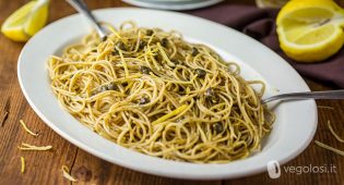 Spaghetti alle alghe, capperi e limone