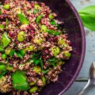 Insalata di quinoa, barbabietole, edamame e spinacini