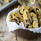 Cantucci salati vegani alle mandorle e olive