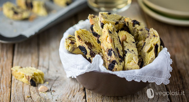 Cantucci salati vegani alle mandorle e olive