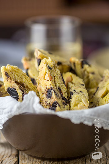 Cantucci salati vegani alle mandorle e olive