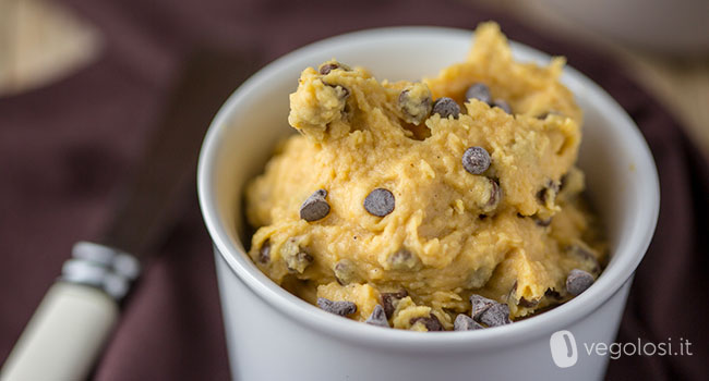 Chocolate chips cookie hummus