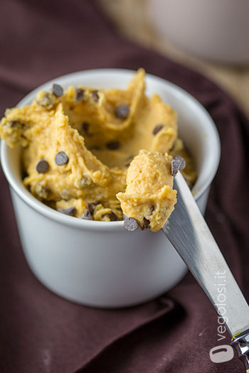 Chocolate chips cookie hummus