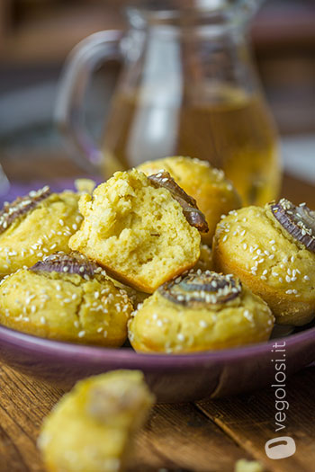 Muffin salati vegan alle cipolle rosse, senape e sesamo
