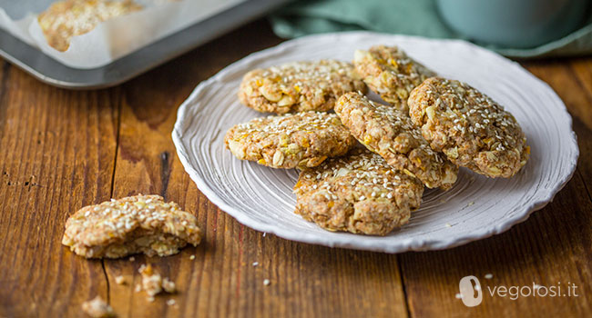 Biscotti all'avena, noci macadamia e arancia