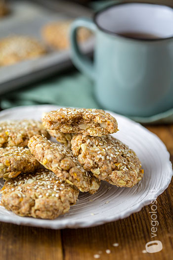 Biscotti all'avena, noci macadamia e arancia