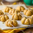 Biscotti a forma di zucca vegani