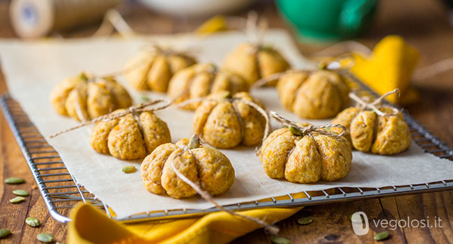 Biscotti a forma di zucca vegani