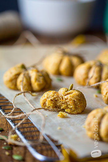 Biscotti a forma di zucca vegani