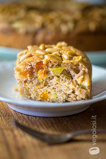 Ciambellone vegano alle mele, albicocche secche e pinoli