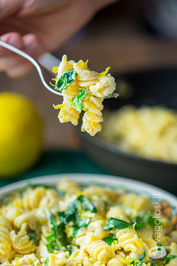 Pasta di mais e riso con salsa al limone e lievito alimentare