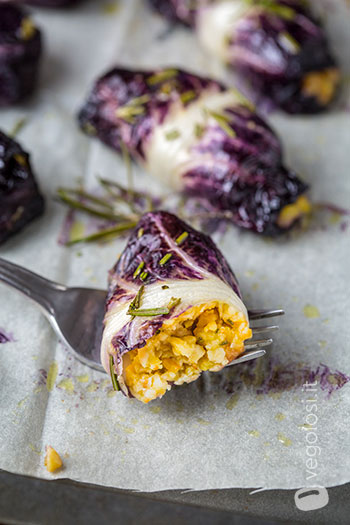 Involtini di radicchio ai fichi, tempeh e rosmarino