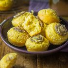 Muffin salati vegan alle cipolle rosse, senape e sesamo