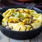 Pappardelle con fichi e ragù di seitan e radicchio