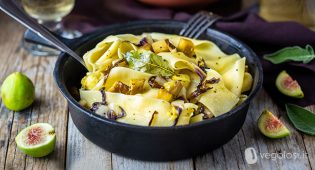 Pappardelle con fichi e ragù di seitan e radicchio