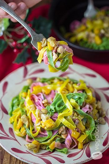 Tagliatelle tricolore con ragù di ceci, porcini e zucca