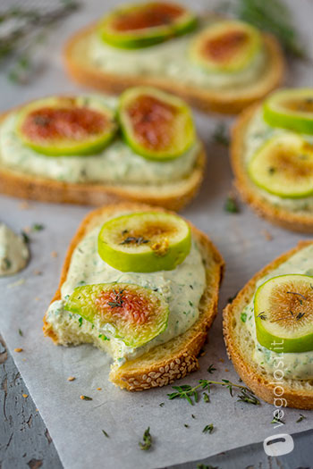 Tartine salate ai fichi e crema alla rucola