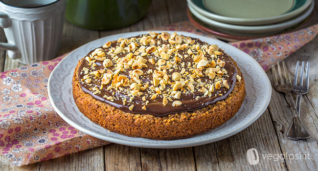 Torta di fichi secchi e avena con frosting al cioccolato