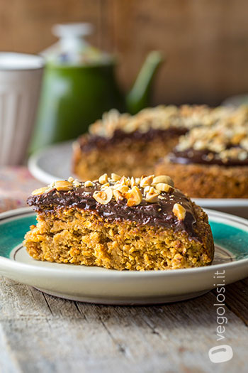 Torta di fichi secchi e avena con frosting al cioccolato