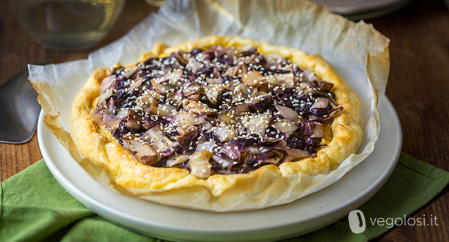 Torta salata con hummus, patate e radicchio